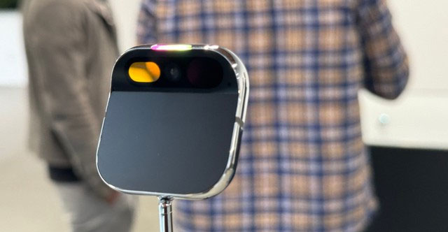 Cựu nhân viên thiết kế Apple ra mắt thiết bị AI: Một chiếc pin cài áo với tham vọng lật đổ thế giới smartphone