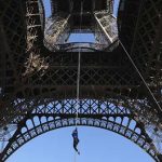 Nữ vận động viên Pháp phá kỷ lục thế giới khi leo dây lên tháp Eiffel