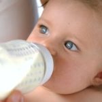 Có nên pha thuốc với sữa cho trẻ uống?