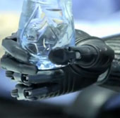Bàn tay robot Bebionic3 – Tương lai của Cyborg không còn xa
