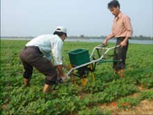 Sinh viên chế tạo máy bón phân