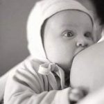 Bú sữa mẹ có ích cho thị thực của trẻ