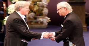 Nỗi khổ của giáo sư mang huy chương vàng Nobel qua sân bay Mỹ