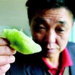 Người đàn ông có mồ hôi màu xanh lá cây