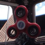 Đồ chơi gây sốt Fidget Spinner quay như thế nào trong không gian?