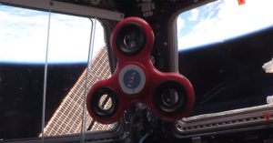 Đồ chơi gây sốt Fidget Spinner quay như thế nào trong không gian?