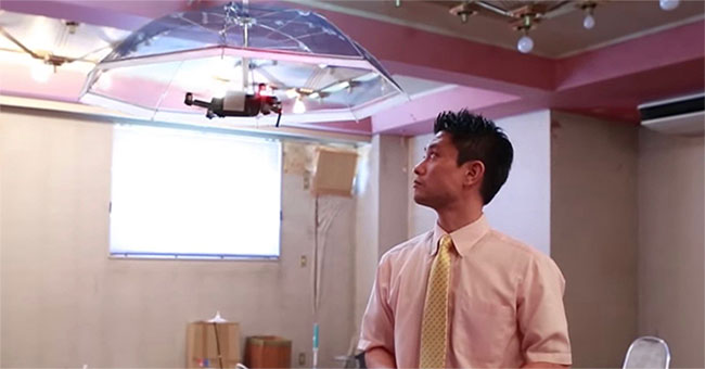 Free Parasol – Drone biến thành chiếc dù che mưa giúp bạn rảnh tay làm việc khác