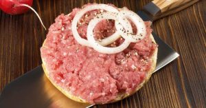Món hamburger thịt sống của Đức không phải ai cũng dám ăn