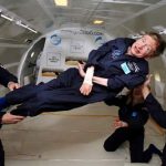 Hawking thử trạng thái không trọng lượng