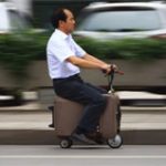 Nông dân Trung Quốc chế vali thành xe scooter