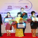 Ba nữ khoa học gia nhận học bổng 300 triệu đồng