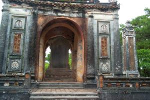 Trùng tu di tích Huế bằng công nghệ vữa vôi truyền thống