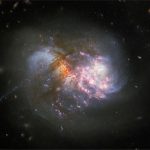 Hình ảnh ngoạn mục khi 2 thiên hà sáp nhập với nhau từ kính viễn vọng Hubble
