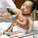 Tách bỏ thành công cánh tay thứ ba của bé 2 tháng tuổi