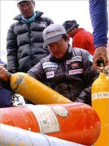 Dọn rác trên đỉnh Everest