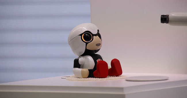 Robot em bé khuyến khích phụ nữ sinh con