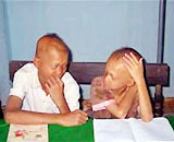 Anh em ‘người cá’ đã lên bờ