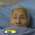 Cụ già Trung Quốc chỉ nói tiếng Anh sau đột quỵ