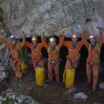 Phi hành gia chui vào hang để huấn luyện