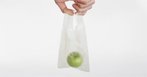 Cô gái trẻ chế bao nhựa phân hủy trong vài tuần từ da và vảy cá