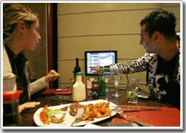 Chọn món ăn bằng thực đơn điện tử