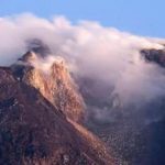 Indonesia báo động núi lửa phun