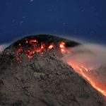Núi lửa Merapi bắt đầu phun trào