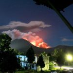 Núi lửa Indonesia phun khói hàng trăm mét