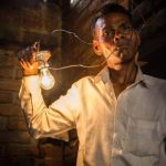 Dị nhân Ấn Độ ăn 1.100 volt điện thay cơm