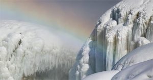 Hình ảnh thác Niagara Falls đóng băng bảy sắc cầu vồng đẹp “đốn tim” nhiều người