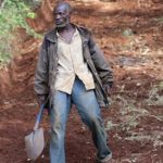 Phát chán vì chờ đợi, người đàn ông Kenya tự tay đào đường cho dân