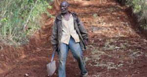 Phát chán vì chờ đợi, người đàn ông Kenya tự tay đào đường cho dân