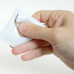 Bao cao su kiểu mới có thể mở bằng một tay