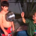 Thêm một cậu bé có “tài” hút dính kim loại