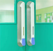 Anh sản xuất tay nắm cửa sát trùng giúp hạn chế ô nhiễm