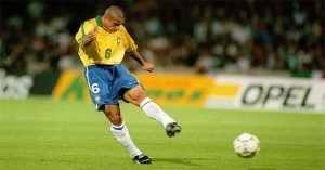 Lý giải cú sút phạt “quả chuối” huyền thoại của danh thủ Roberto Carlos