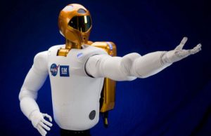 Robot giống người thức dậy trong vũ trụ