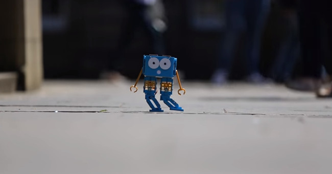 Robot nhún nhảy, đá bóng theo khả năng lập trình của trẻ em