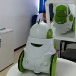 Robot “xanh” biết soi gương