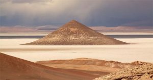 Bí ẩn “kim tự tháp” núi lửa từng có UFO ghé thăm ở Argentina
