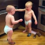 Cuộc trò chuyện bí ẩn của cặp song sinh 18 tháng tuổi