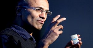 CEO Microsoft: Robot sẽ không bao giờ thay thế được con người trong tương lai