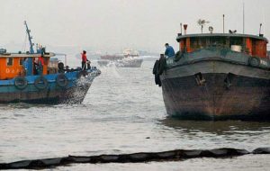 Thượng Hải chiến đấu với 45 tấn dầu trôi sông Hoàng Phố