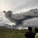 Núi lửa Indonesia phun trào 5.000 mét
