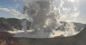Núi lửa Taal ở Philippines lại phun trào magma dạng giếng