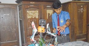 Nam sinh 14 tuổi chế tạo robot cho gà ăn từ những món đồ vứt đi