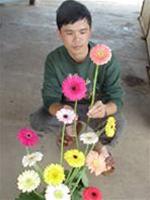 Một nông dân lai tạo thành công 20 giống hoa mới