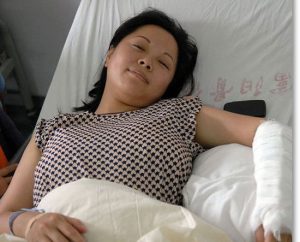 Làm thế nào để ‘hứng’ một đứa trẻ rơi?