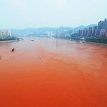 Nước sông Dương Tử chuyển sang màu đỏ