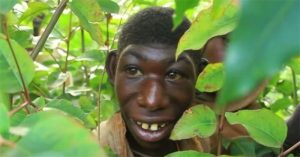 “Tarzan đời thực” 21 tuổi, chỉ loanh quanh ở rừng, ăn cỏ để sống